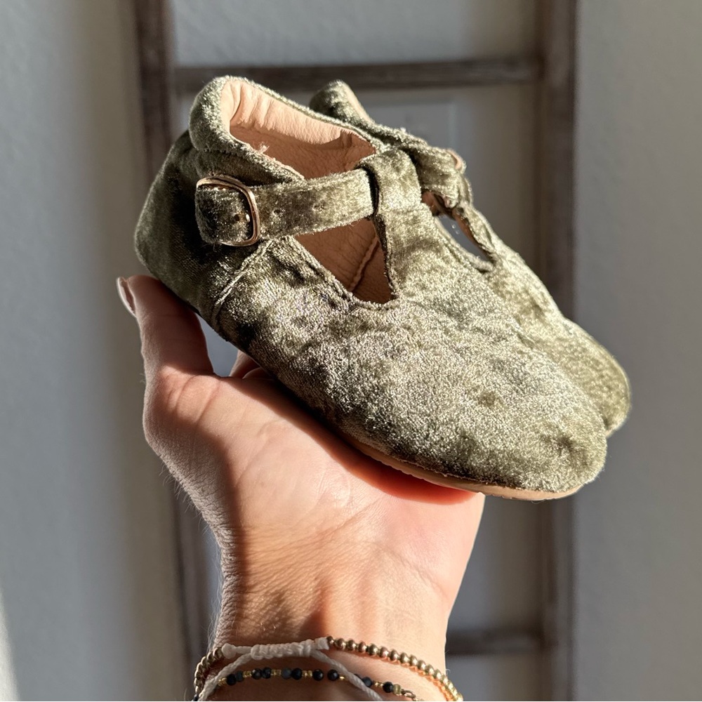 A Bear Co Velveteen Green T-Strap Mary Jane Flats baby girls sz: 7